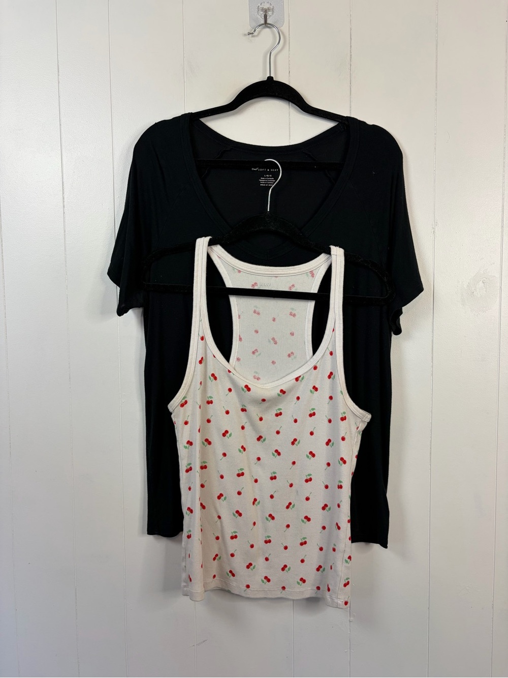Aerie American Wagle Black T-Shirt
cherries tank top size large soft & sexy